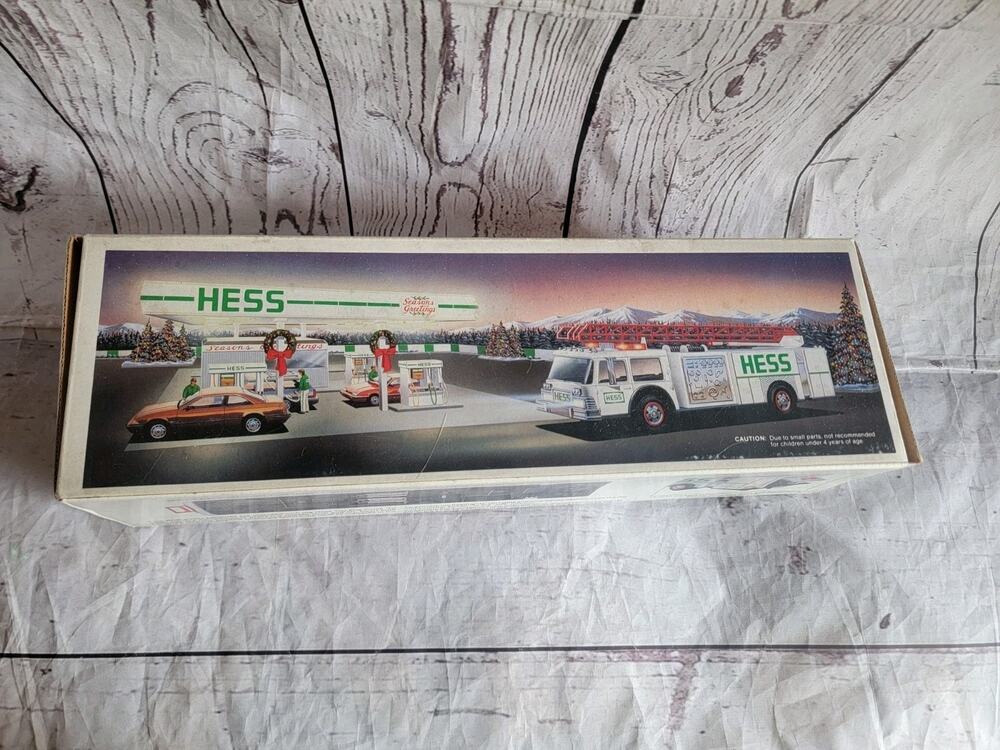 1989 HESS Toy Fire Truck with Ladder Bank with Siren LightsI Flashers New In Box